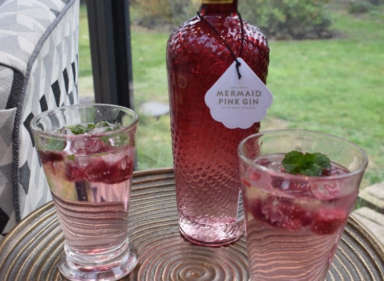 Pink gin cocktails and summer strawberry cakes with Mermaid Pink Gin